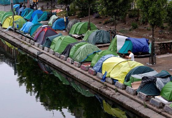 photo d'un camps de migrant le long du Canal St-Martin, en 2019