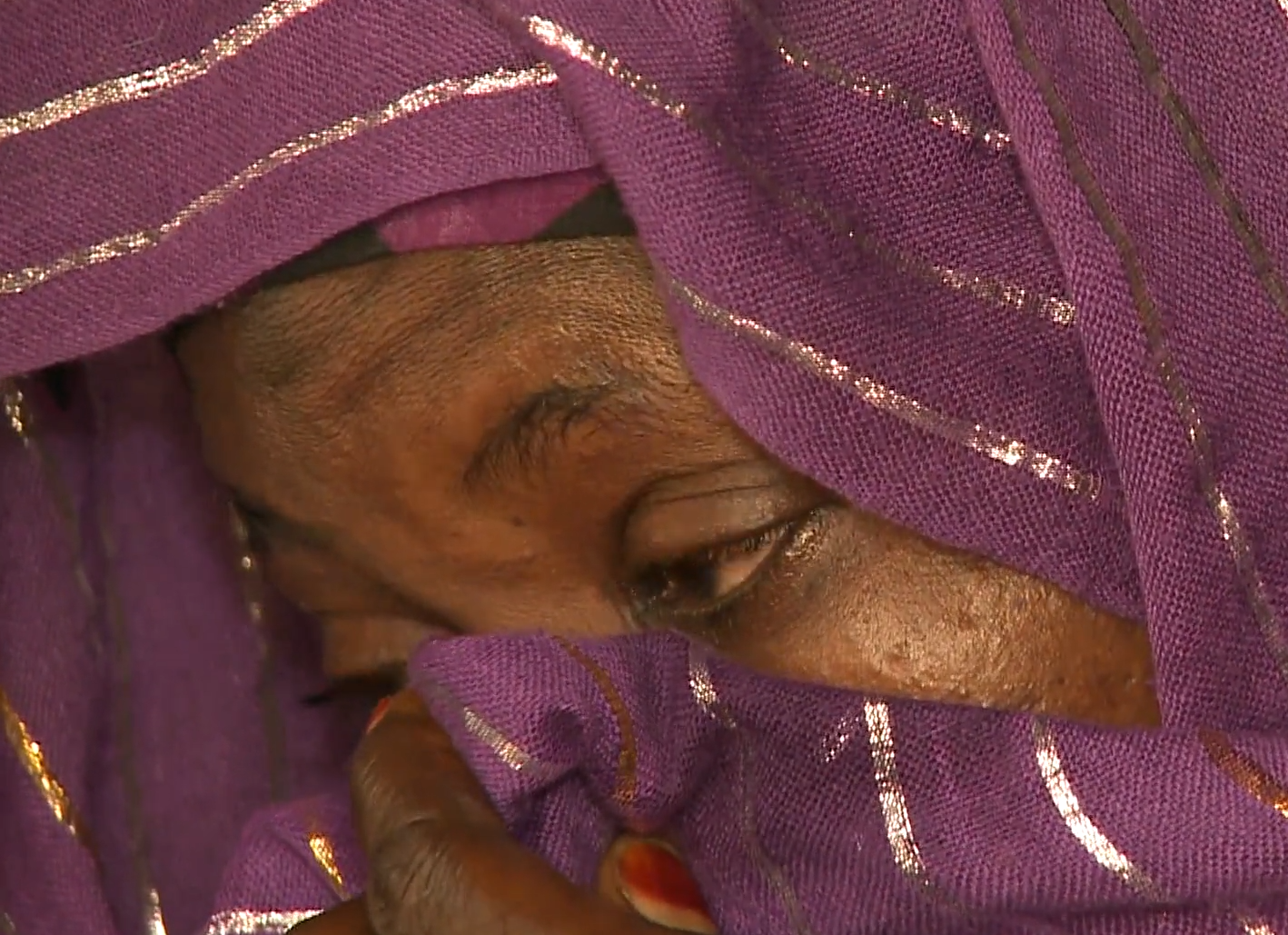 gros plan sur le regard d'une femme, capture extraite du film Lyon Conakry