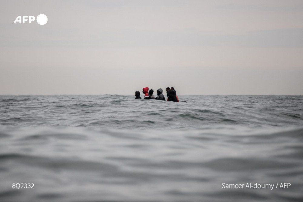 des migrants à bord d'une embarcation dans les eaux agitées entre Sangatte et le Cap Blanc-Nes, dans la Manche, le 27 août 2020